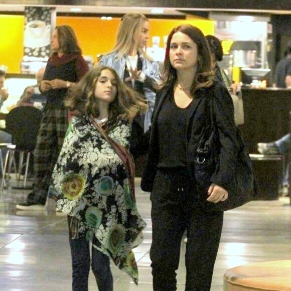 Filha de Claudia Abreu, Felipa surpreende por semelhança com atriz em rara aparição