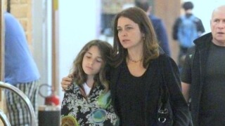 Claudia Abreu passeia com a filha Felipa e semelhança chama atenção. Fotos!