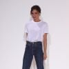 Calça jeans reta também pode render looks sofisticados, como esse de Victoria Beckham