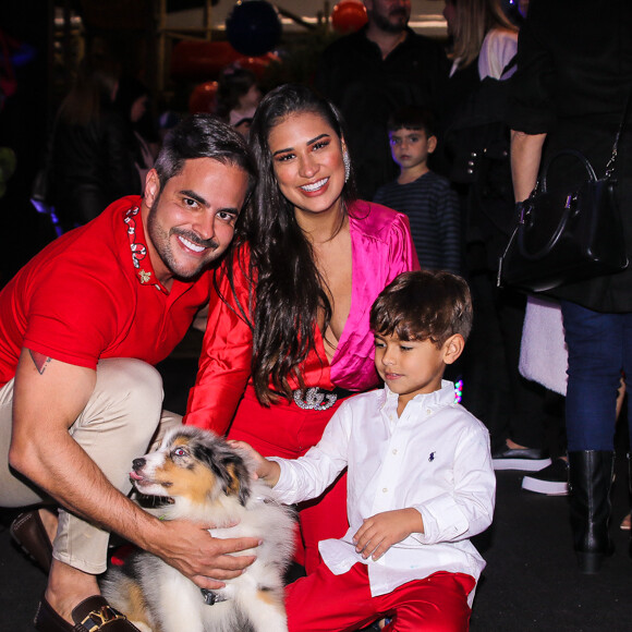 Simone vem sendo 'cobrada' pelo filho, Henry, de 5 anos, para lhe dar uma irmãzinha: 'Não gosto de brincar sozinho'