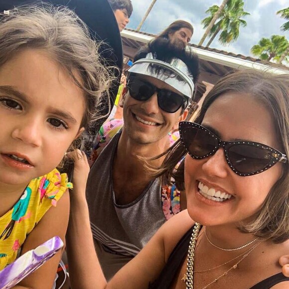 Maria Flor, de 3 anos, é filha de Deborah Secco e do ator Hugo Moura