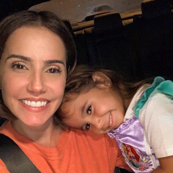 Deborah Secco foi imitada pela filha, Maria Flor, em alguns movimentos do treino