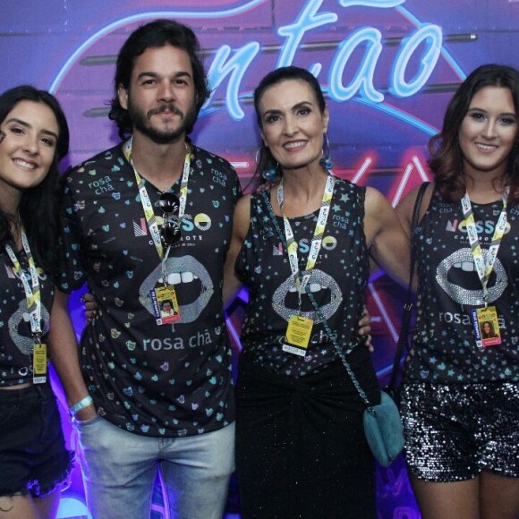 Fátima Bernardes e Túlio Gadêlha curtem show com as filhas da apresentadora, em 21 de agosto de 2019