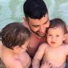 Gusttavo Lima curte piscina com os filhos Gabriel e Samuel, em 1º de setembro de 2019