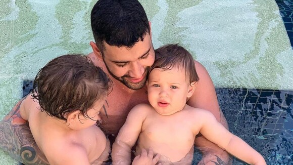 Gusttavo Lima curte piscina com os filhos Gabriel e Samuel: 'Domingo em família'