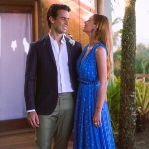 Marina Ruy Barbosa prestigiou casamento de amigos na Bahia ao lado do marido