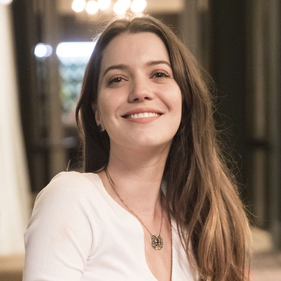 Nos próximos capítulos da novela 'A Dona do Pedaço', Fabiana (Nathalia Dill) alega que Jô (Agatha Moreira) caiu de uma janela enquanto as duas conversavam de forma civilizada