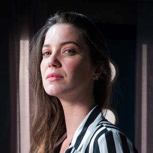 Nos próximos capítulos da novela 'A Dona do Pedaço', Fabiana (Nathalia Dill) consegue arrancar mais dinheiro de Jô (Agatha Moreira)