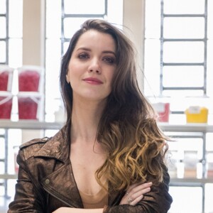 Nos próximos capítulos da novela 'A Dona do Pedaço', Fabiana (Nathalia Dill) ameaça entregar Jô (Agatha Moreira) a polícia para conseguir mais dinheiro da vilã