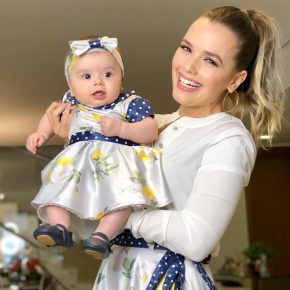 Thaeme Mariôto e a filha, Liz, usaram look com estampa floral e detalhes de poá