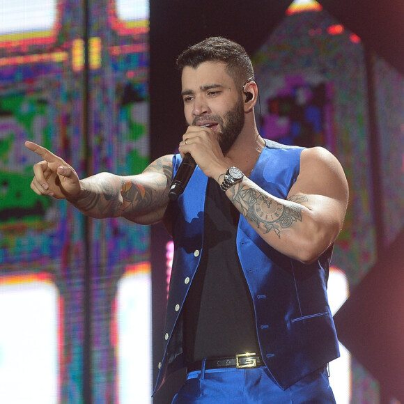Gusttavo Lima recebeu vários pedidos de fãs para que adotasse, novamente, o cabelo com topete
