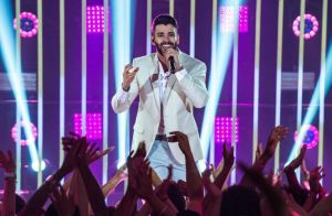 Gusttavo Lima posta foto de 2012 e fãs pedem cabelo antigo: 'Corta assim'. Veja!