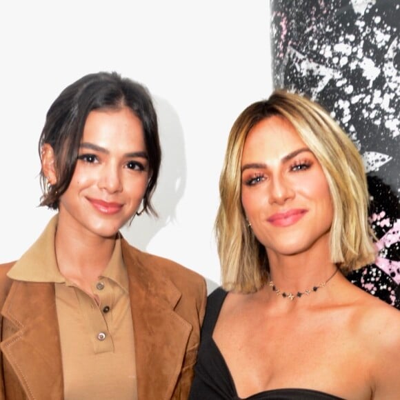 Bruna Marquezine e Giovanna Ewbank se encantaram com os pets para adoção