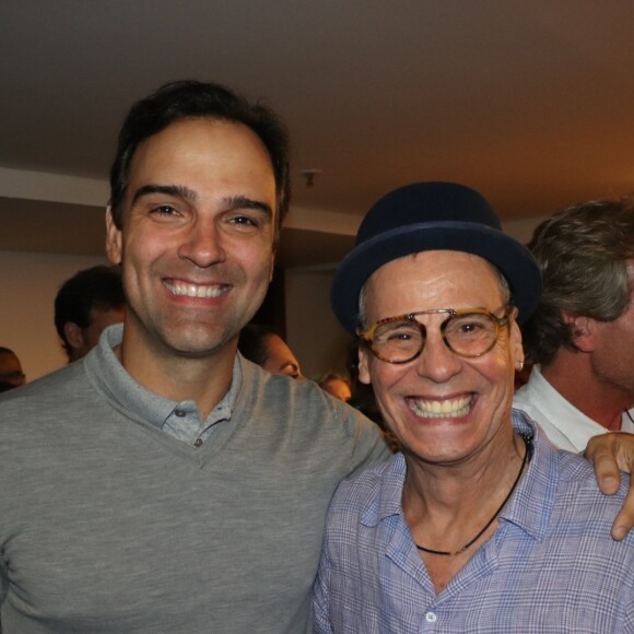 Tadeu Schmidt posou com Carlinhos de Jesus no musical 'A Cor da Púrpura' 