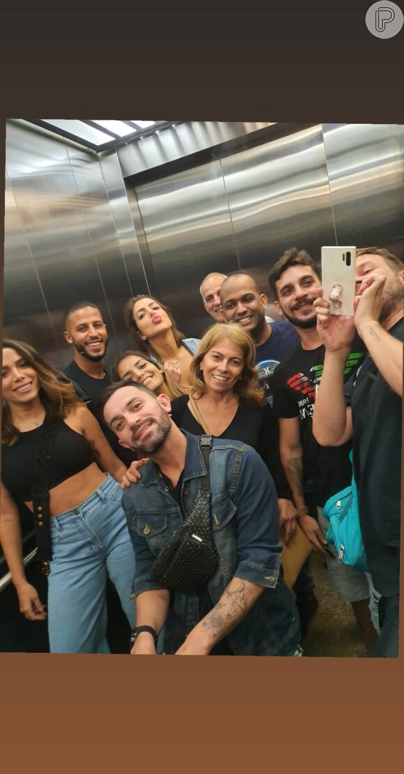 Anitta publicou foto com a família e amigos nas redes sociais
