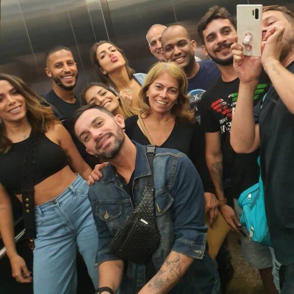 Anitta publicou foto com a família e amigos nas redes sociais