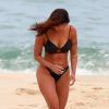 Carol Nakamura mostrou o corpo em forma em praia do Rio