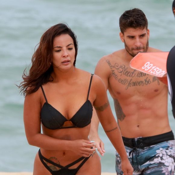 Carol Nakamura foi fotografada com o namorado, Guilherme Leonel, em praia do Rio de Janeiro