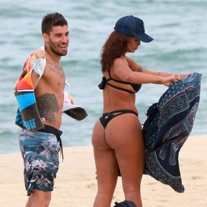 Carol Nakamura usou biquíni de tiras e fio-dental em praia com namorado