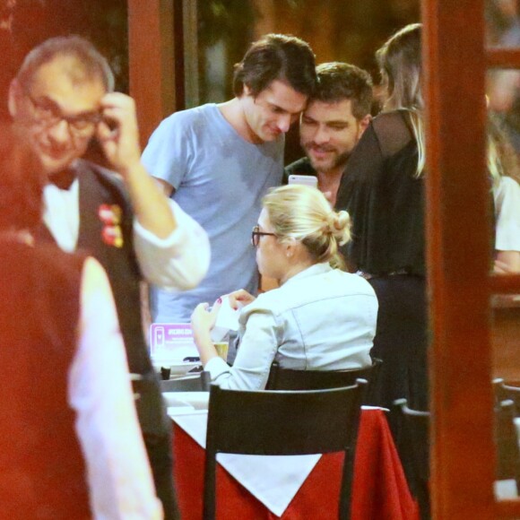 Hugo Bonemer foi visto passeando com o namorado, Conrado Helt