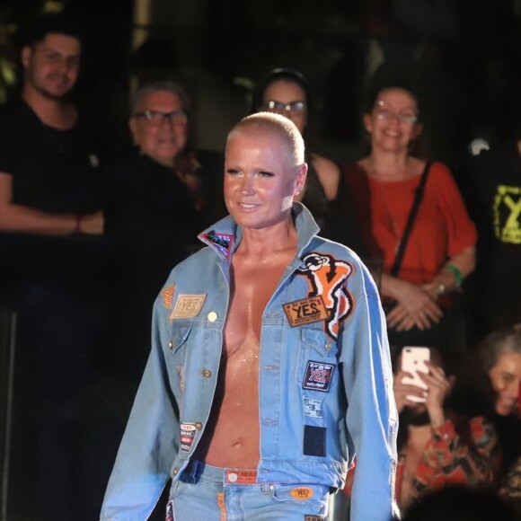 Xuxa Meneghel dispensa sutiã em desfile e ousa com parte dos seios e barriga à mostra