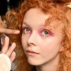 Na NYFW, a grife Anna Sui mostrou make brilhosa com estrelinhas coladas abaixo dos olhos