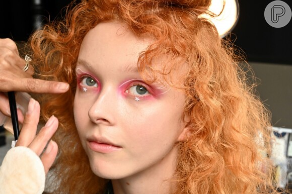 Na NYFW, a grife Anna Sui mostrou make brilhosa com estrelinhas coladas abaixo dos olhos