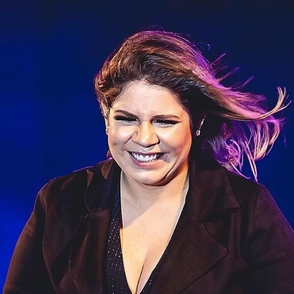 Marília Mendonça destacou a barriga de gravidez em look