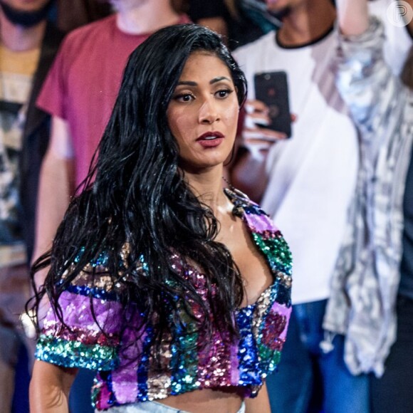 Irmã de Simone, Simaria é fã de looks justos e decotados