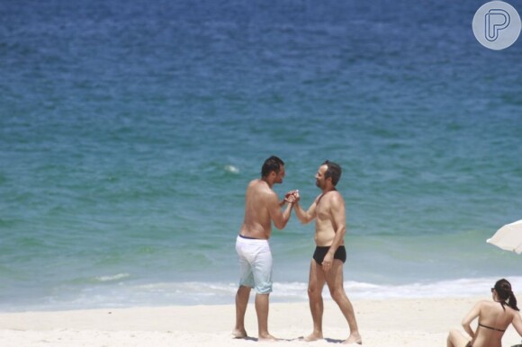 Thiago Lacerda cumprimenta um amigo na praia da Barra da Tijuca, no Rio de Janeiro