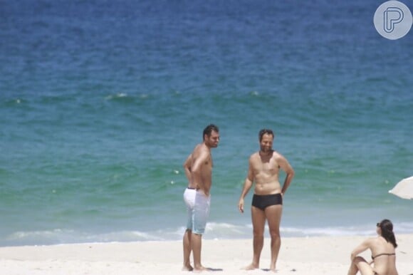 Thiago Lacerda conversa com amigos na praia da Barra, RJ