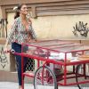 Maria da Paz (Juliana Paes) chama Josiane (Agatha Moreira) para trabalhar vendendo bolo na barraquinha na novela 'A Dona do Pedaço'