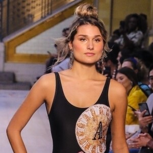 Sasha Meneghel foi prestigiada da primeira fileira do desfile pela mãe, Xuxa Meneghel