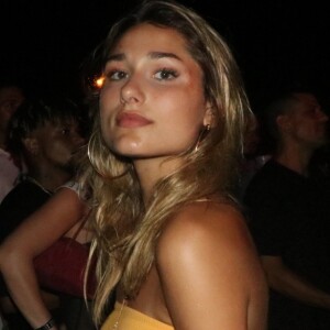 Sasha Meneghel enfrenta frio de Nova York e faz ensaio moda praia no metrô