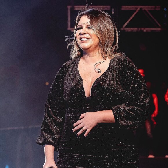 Grávida, Marília Mendonça segurou a barriga em diversas partes do show