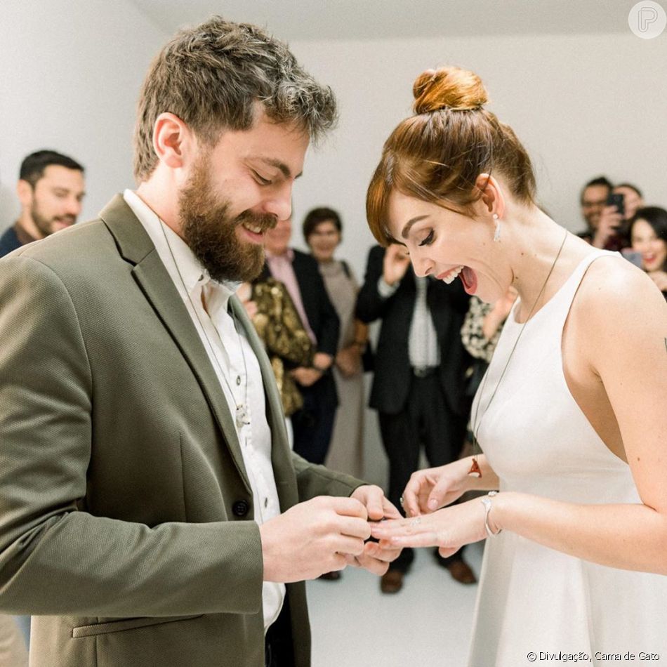 Titi Muller E Tomas Bertoni Guitarrista Da Banda Scalene Trocam Aliancas Purepeople