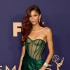 Zendaya chamou atenção no Emmy Awards com um vestido longo verde bandeira de Vera Wang e sapatos da mesma cor