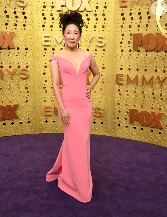 A atriz Sandra Oh apostou na tendência do rosa no Emmy Awards, com um vestido da grife Zac Posen