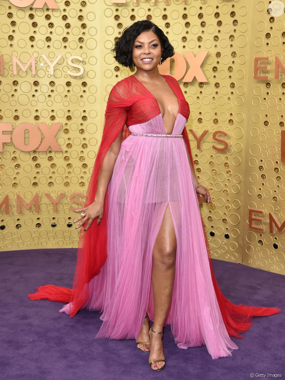 Vermelho e rosa é trend! A atriz Taraji P. Henson usou um vestido longo esvoaçante da grife Vera Wang no tapete vermelho do Emmy Awards 2019