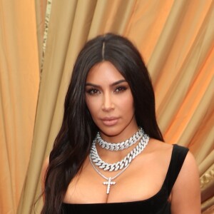 Para o Emmy Awards 2019, Kim Kardashian apostou em um vestido de veludo preto e colares de correntes, uma das tendências da temporada