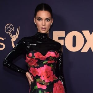 Kendall Jenner apostou no longo florido com preto da grife Richard Quinn para o Emmy Awards 2019