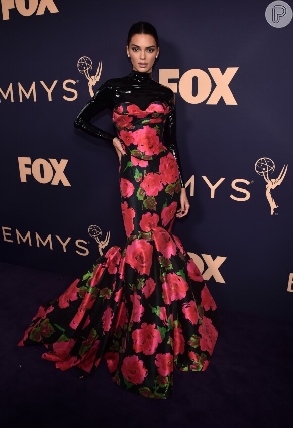 Kendall Jenner apostou no longo florido com preto da grife Richard Quinn para o Emmy Awards 2019