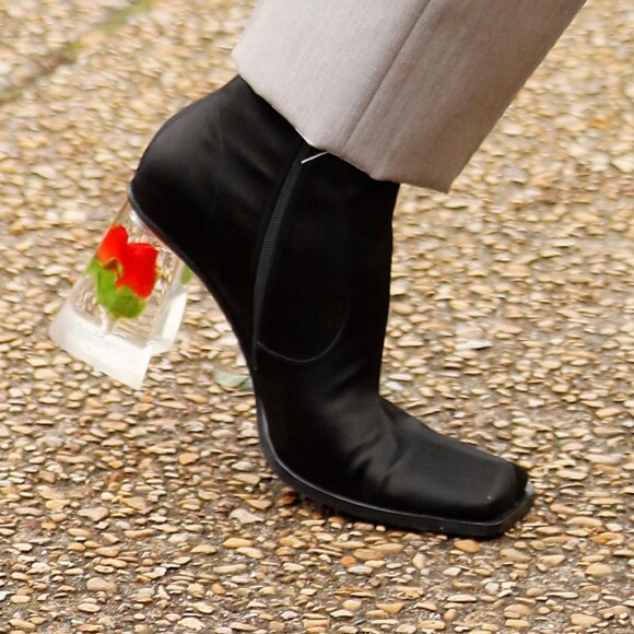 Bruna Marquezine usa sapato com salto transparência e flores em look para desfile em Paris nesta quarta-feira, dia 25 de setembro de 2019