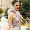 Bruna Marquezine dispensa sutiã e usa bolsa inusitada em look para desfile em Paris nesta quarta-feira, dia 25 de setembro de 2019