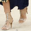 Bruna Marquezine aliou ao look sandálias em strass repletos de brilho