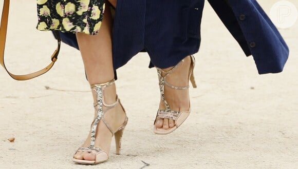 Bruna Marquezine aliou ao look sandálias em strass repletos de brilho