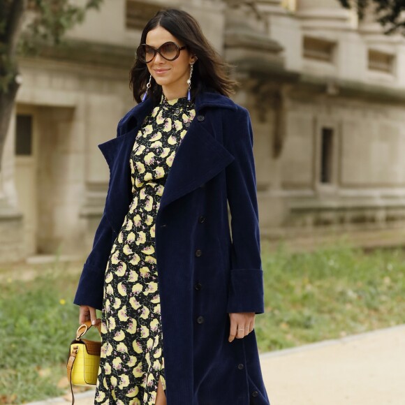 Bruna Marquezine esbanjou glamour e simpatia ao chegar no desfile da grife Chloé, na Semana de Moda de Paris, na manhã desta quinta-feira, 26 de setembro de 2019