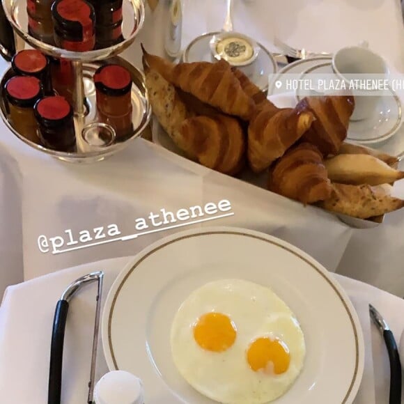 Bruna Marquezine está hospedada Hotel Plaza Athenee, em Paris, na Fraça