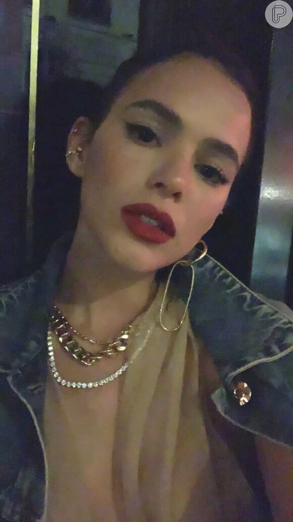 Bruna Marquezine apostou em batom vermelho e olho de gatinho para curtir festa de amiga em famoso hotel de Paris, na noite desta quarta-feira, 25 de setembro de 2019