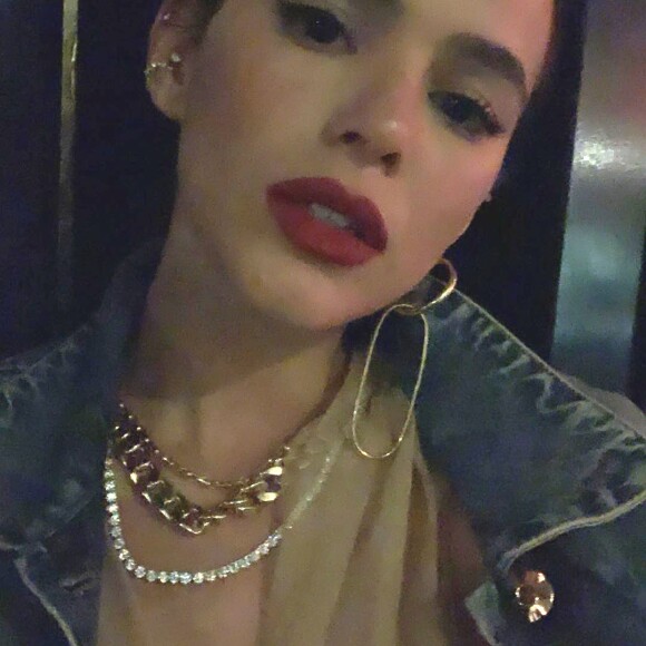 Bruna Marquezine apostou em batom vermelho e olho de gatinho para curtir festa de amiga em famoso hotel de Paris, na noite desta quarta-feira, 25 de setembro de 2019